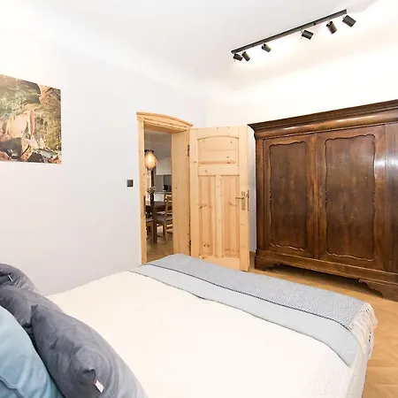 Stara Apteka Апартаменты Строне-Слёнске